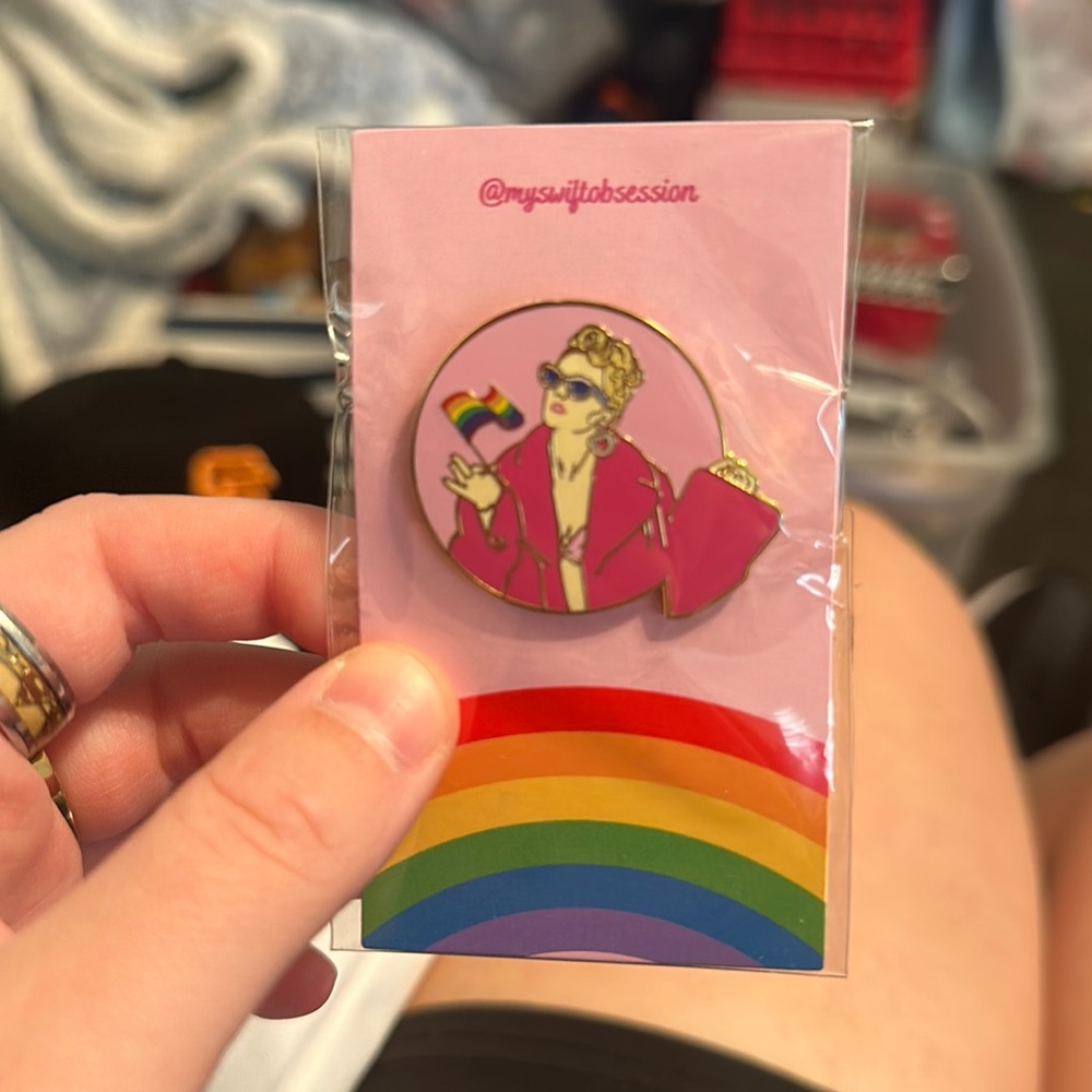 Taylor swift pin
